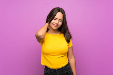 Boynu ağrıyan, izole bir geçmişi olan esmer genç bir kız.