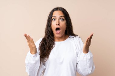 Şaşırtıcı bir yüz ifadesi olan, izole edilmiş genç bir kadın.