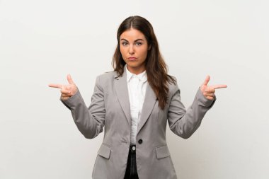 Soyutlanmış beyaz bir geçmişi olan genç bir iş kadını...