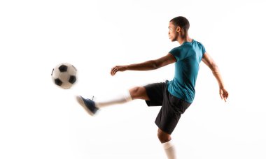 Izole beyaz arka plan üzerinde Afro Amerikan futbolcu adam