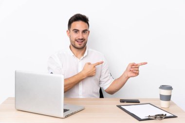 İş yerinde cep telefonu olan genç bir iş adamı, suçluyu işaret ediyor.