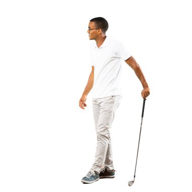 Izole beyaz arka plan üzerinde Afro Amerikalı golfçü oyuncu adam tam uzunlukta atış
