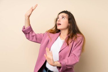 Ceketli genç esmer kız izole bir hayat sürüyor. Gergin ve korkmuş.