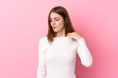 Soyutlanmış pembe bir geçmişi olan, yorgun ve hasta bir yüzü olan genç bir kadın.