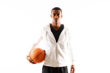 Izole beyaz arka plan üzerinde Afro Amerikan basketboloyuncusu adam