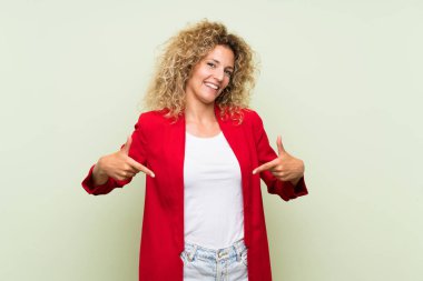 Sarışın, kıvırcık saçlı, soyutlanmış yeşil bir geçmişi olan gururlu ve kendini beğenmiş bir kadın.