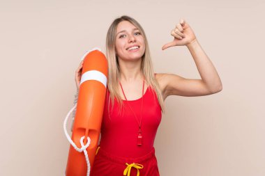 Cankurtaran kadın soyutlanmış arka planda gururlu ve kendini beğenmiş