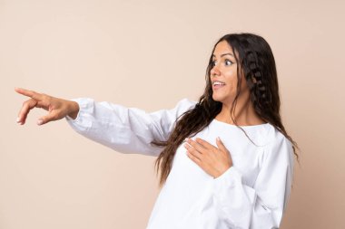 İzole edilmiş arka planda genç bir kadın parmak kaldırıyor.