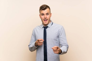 Izole arka plan noktaları üzerinde genç sarışın işadamı parmak size