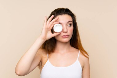 Issız bir geçmişi olan esmer, genç bir kız.