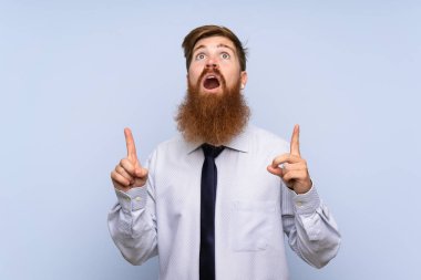 Uzun sakallı, soyutlanmış bir iş adamı işaret parmağıyla işaret etmek harika bir fikir.