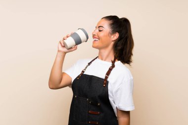 Kahve yiyişen genç kadın