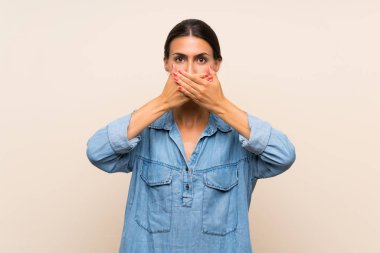 Elleri ile ağız kapsayan izole arka plan üzerinde genç kadın