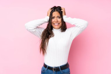 Soyutlanmış pembe bir geçmişi olan genç bir kadın hayal kırıklığına uğramış ve ellerini başının üstüne koyuyor.