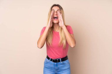 Genç Uruguaylı kadın arka planda bağırıyor ve bir şeyler söylüyor.