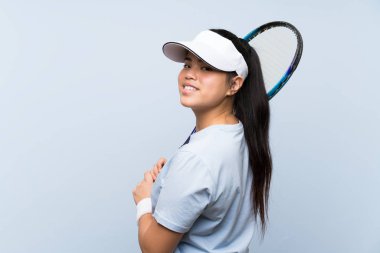 Tenis oynayan genç genç Asyalı kız