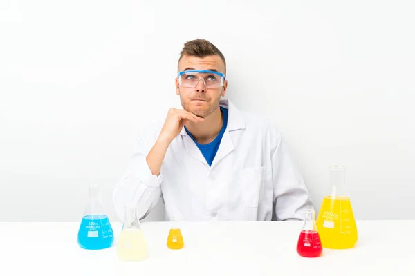 Jonge Wetenschapper Met Veel Laboratoriumkolf Denkend Aan Een Idee — Stockfoto