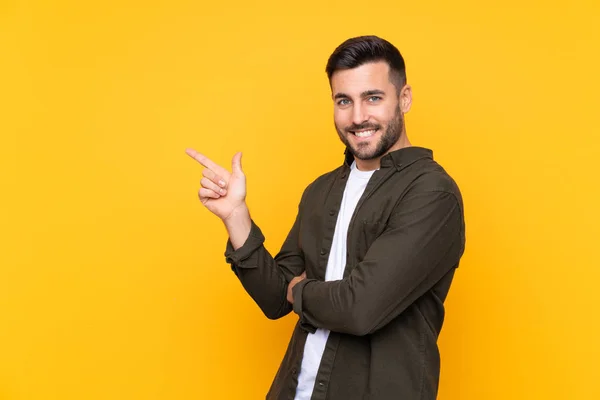 Hombre Sobre Fondo Amarillo Aislado Apuntando Con Dedo Hacia Lado — Foto de Stock