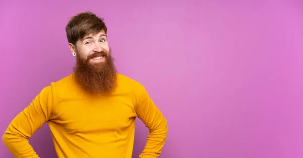Рыжий Длинной Бородой Изолированном Фиолетовом Фоне Смеется — стоковое фото