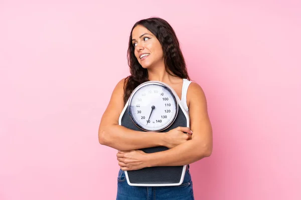 Giovane Donna Sfondo Rosa Isolato Con Pesatrice Guardando Lato — Foto Stock