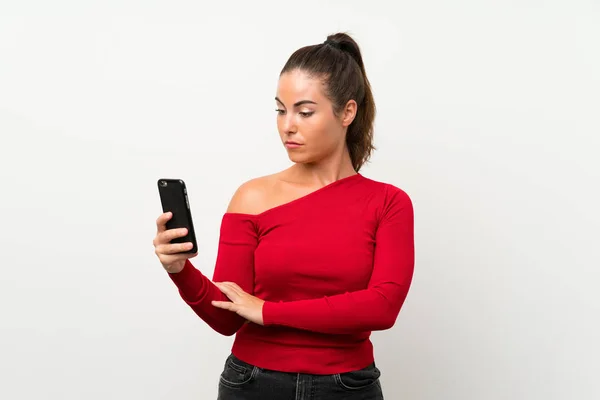 Ung Kvinna Som Använder Mobiltelefon Med Sorgligt Uttryck — Stockfoto