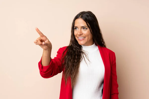 Jonge Vrouw Geïsoleerde Achtergrond Aanraken Transparant Scherm — Stockfoto