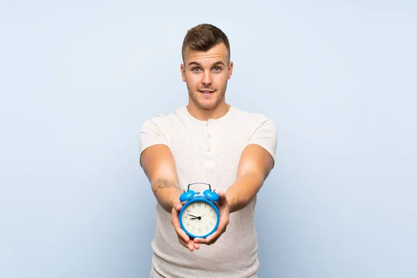 Ung Stilig Blondin Man Över Isolerad Blå Bakgrund Holding Vintage — Stockfoto