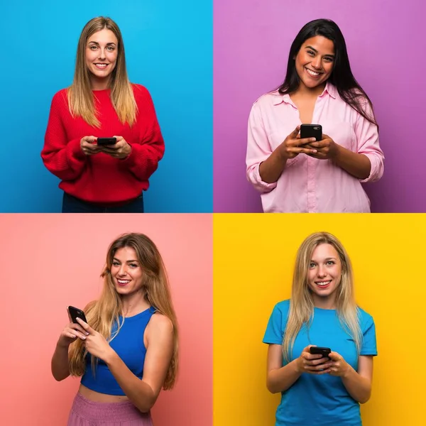 Zole Edilmiş Arka Planda Bir Grup Kadın Cep Telefonuyla Mesaj — Stok fotoğraf