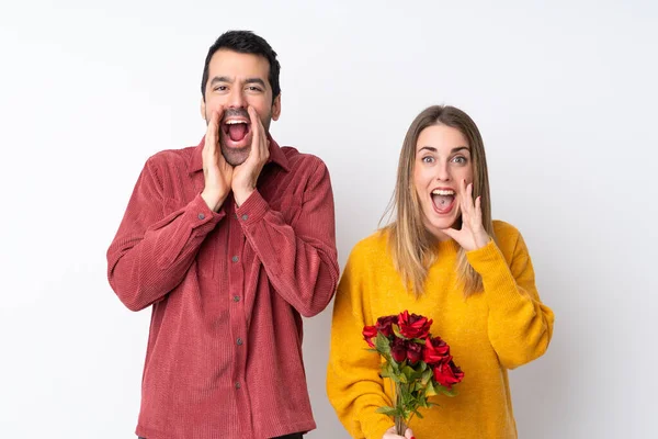 Coppia San Valentino Tenendo Fiori Sfondo Isolato Urlando Annunciando Qualcosa — Foto Stock