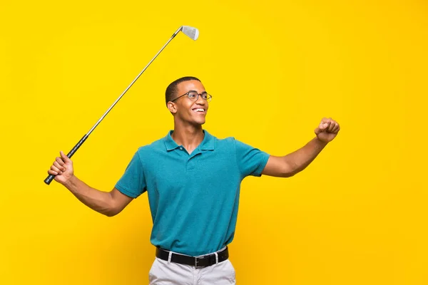 Afro Americano Jogador Golfe Homem Sobre Fundo Amarelo Isolado — Fotografia de Stock