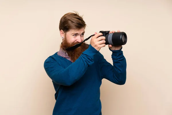 Zrzavý Muž Dlouhými Vousy Přes Izolované Pozadí Profesionální Kamerou — Stock fotografie