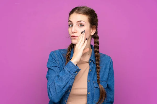 Giovane Donna Oltre Isolato Sfondo Viola Sussurrando Qualcosa — Foto Stock