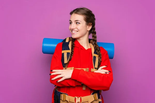 Молодая Альпинистка Большим Рюкзаком Изолированном Фиолетовом Фоне Смеется — стоковое фото