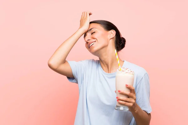 Mujer Joven Con Batido Fresa Sobre Fondo Rosa Aislado Dado —  Fotos de Stock