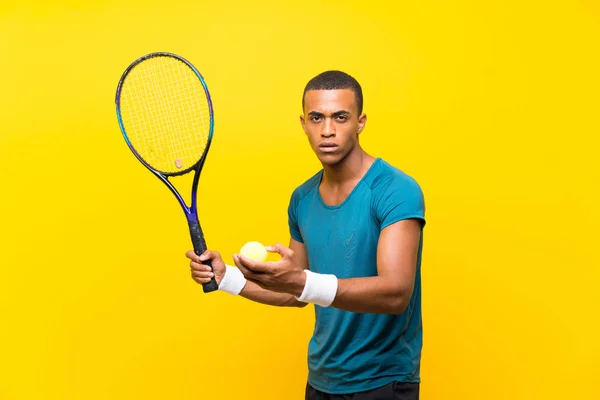 노란색 배경을 아프로 테니스 — 스톡 사진