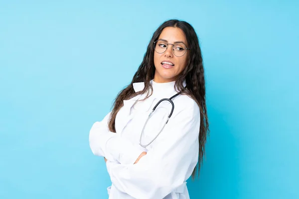 Jovem Médico Mulher Sobre Isolado Fundo Azul Rindo — Fotografia de Stock