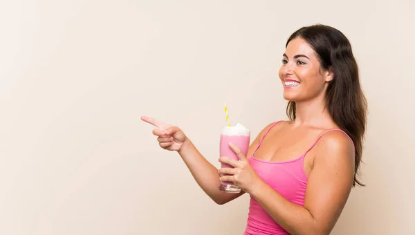 Çilekli Milkshake Genç Bir Kadın Bir Ürün Sunmak Için Kenarı — Stok fotoğraf