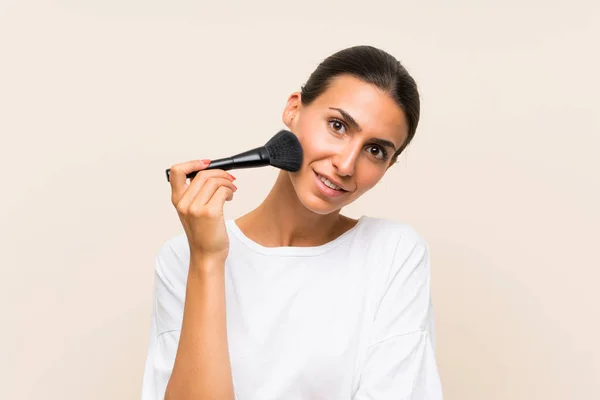 Mujer joven sosteniendo un cepillo de maquillaje — Foto de Stock