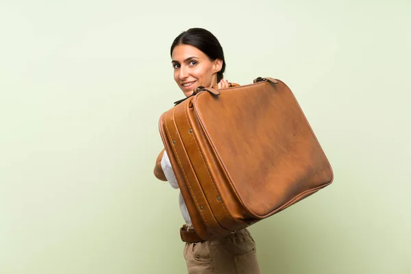 Jovem Mulher Sobre Isolado Fundo Verde Segurando Uma Pasta Vintage — Fotografia de Stock