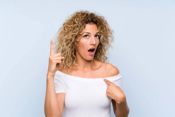 Giovane Donna Bionda Con Capelli Ricci Sfondo Blu Isolato Con — Foto Stock