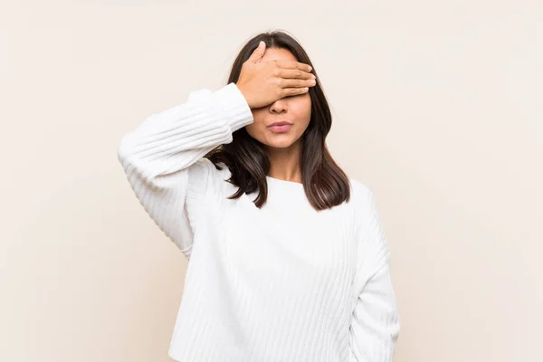 Giovane Donna Bruna Con Maglione Bianco Sfondo Isolato Che Copre — Foto Stock