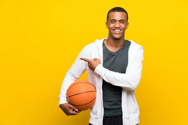 Afrika Amerika Pemain Basket Pria Menunjuk Sisi Untuk Menyajikan Produk — Stok Foto