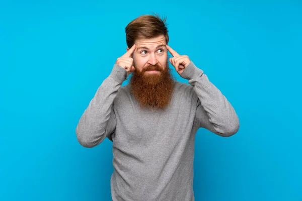 Roodharige Man Met Lange Baard Geïsoleerde Blauwe Achtergrond Met Twijfels — Stockfoto