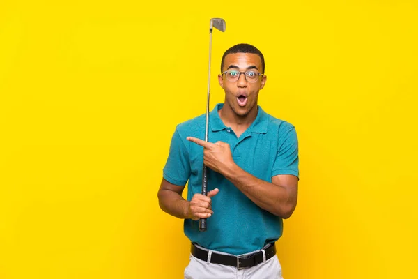African American Golfare Spelare Man Förvånad Och Pekar Sida — Stockfoto