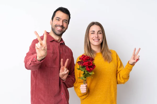 Пара День Святого Валентина Держа Цветы Изолированном Фоне Улыбаясь Показывая — стоковое фото