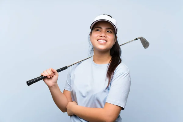 Mladý Golfista Asijské Dívka Přes Izolované Modré Pozadí Při Pohledu — Stock fotografie