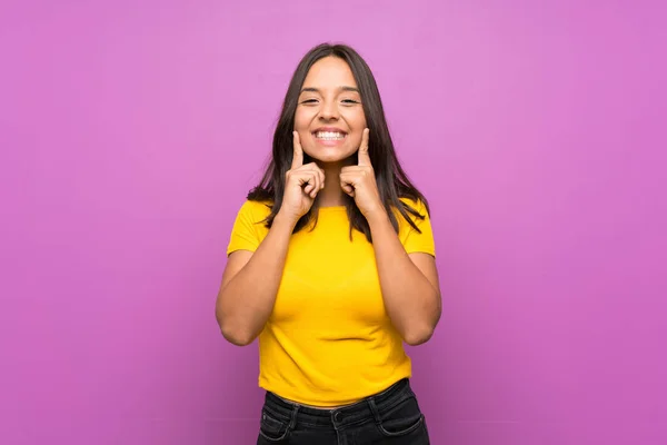 Jong Brunette Meisje Geïsoleerde Achtergrond Glimlachen Met Een Gelukkig Aangenaam — Stockfoto