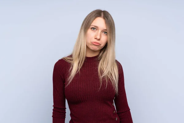 Jeune Femme Blonde Sur Fond Bleu Isolé Avec Une Expression — Photo