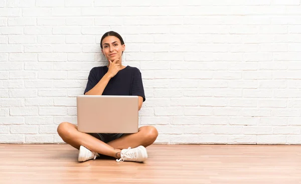 Νεαρή Γυναίκα Ένα Φορητό Υπολογιστή Κάθεται Στο Πάτωμα Γελώντας — Φωτογραφία Αρχείου