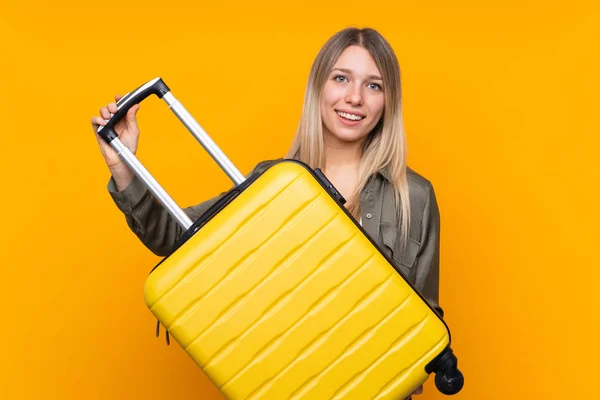 Mladá Blondýna Žena Přes Izolované Žluté Pozadí Dovolené Cestovním Kufříkem — Stock fotografie